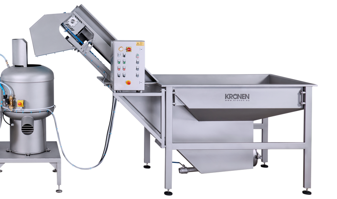 The water bunker belt from KRONEN precleans potatoes and other types of tuber vegetables and transports them automatically via a sloped conveyor for transfer to the peeling machines