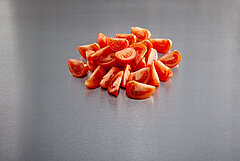 Triángulos de manzana y segmentos de tomate, por ejemplo, en octavos, que han sido cortados con la Tona Rapid.