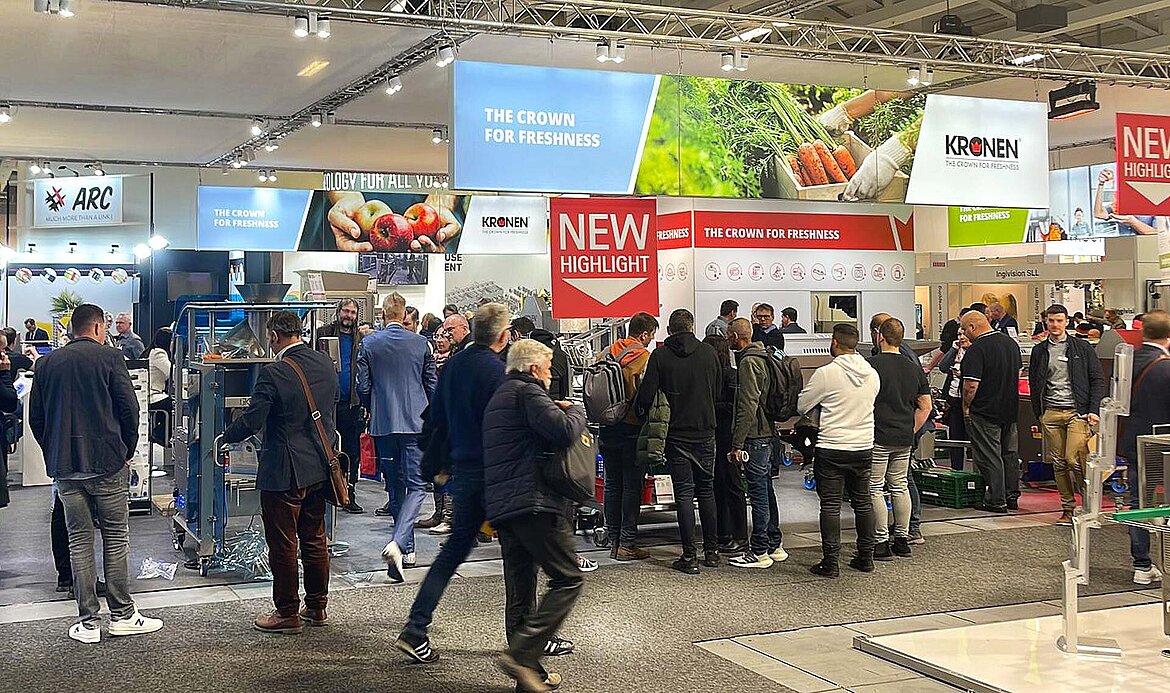 Besucher am KRONEN Stand auf der Fruit Logistica 2023