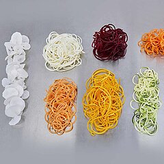Grande variété de spirales avec d'excellents résultats de coupe avec la coupeuse de légumes « spaghetti » SPIRELLO 150 de KRONEN.