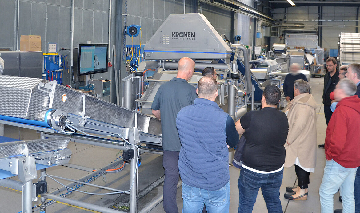 The KRONEN team explained how the processing line works to visitors