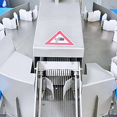 The slicer TONA S from KRONEN guarantees precise and gentle slicing thanks to optimum product guidance to the cutting station and a horizontal product outfeed.