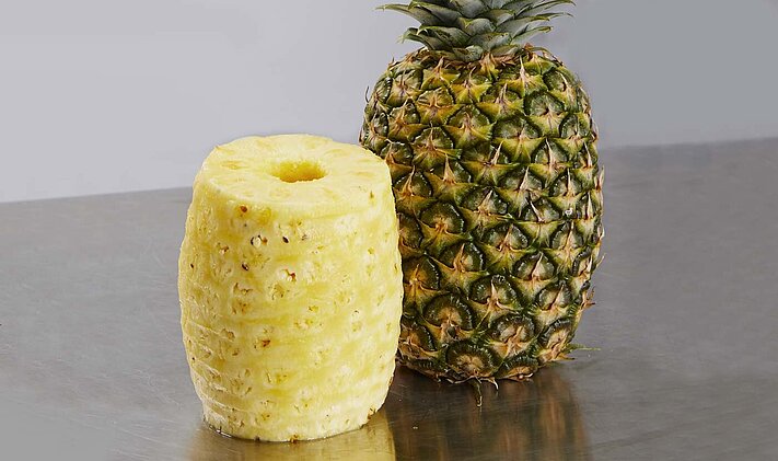Pelage des ananas avec fonction de découpe pour un résultat optimal avec l’éplucheuse à ananas et à melons AMS 220 de KRONEN