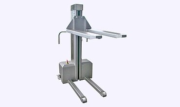 El elevador móvil de acero inoxidable simplifica el ingreso del producto procesado directamente en la balanza de mezcla y pesaje de la plataforma de pesaje KWT 16 de KRONEN.