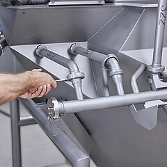Lavadora GEWA XL de KRONEN con diseño ideal para altos estándares de higiene, así como limpieza y mantenimiento sencillos y rápidos (por ejemplo, mediante un sistema «Clean-in-Place» (CIP) opcional)