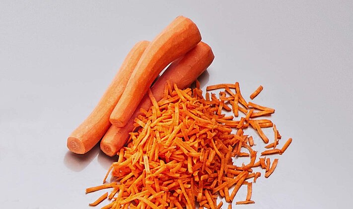 Die Salat- und Gemüseschneidemaschine KSM 100 von KRONEN schneidet schonend und präzise Salate und Gemüse in Scheiben, Würfel, Stifte, ist aber auch zum Raffeln und Reiben (Wurzelgemüse, Trockenbrot, Parmesan, usw.) perfekt geeignet.