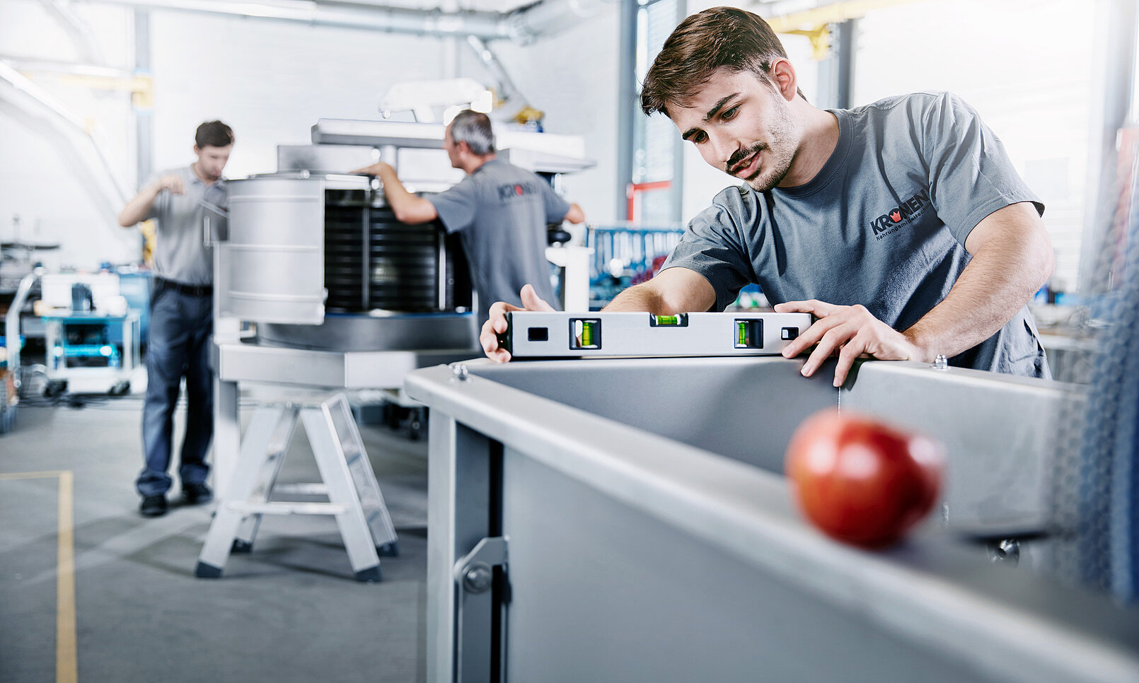 KRONEN -à propos de nous : s’appuyant sur ses collaboratrices et collaborateurs hautement qualifiés et puisant dans une expérience de plus de 40 ans, notre entreprise familiale est réputée dans le monde entier pour ses technologies alimentaires innovantes.