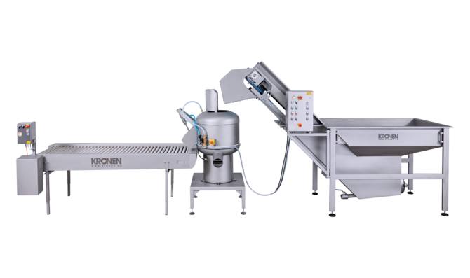 The water bunker belt from KRONEN precleans potatoes and other types of tuber vegetables and transports them automatically via a sloped conveyor for transfer to the peeling machines