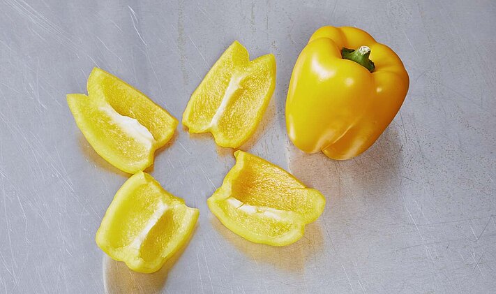 The bell pepper has been cored and divided using the MULTICORER.