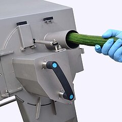 Große Anwendungsvielfalt mit hervorragenden Schnittergebnissen, effiziente Verarbeitung der Salat- und Gemüseprodukte mit der kompakten Salat- und Gemüseschneidemaschine KSM 100 von KRONEN, auch für Weißkohl und Rotkohl.
