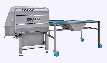 La cortadora con banda transportadora GS 10-2 de KRONEN se puede equipar con una mesa de preparación de largo variable.