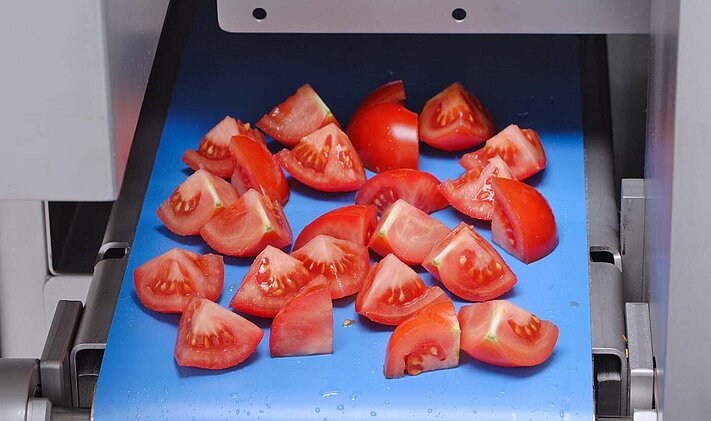 Asimismo, las rodajas, las tiras y los segmentos se pueden cortar a la mitad o en 3 o 4 partes, como se muestra aquí, por ejemplo, con trozos de tomate.