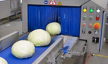 Le tapis du tunnel de désinfection UVC-Lock de KRONEN peut également se déplacer dans l’autre sens et ainsi ramener les produits ou les évacuer.