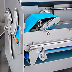 The down holder and product guidance of the belt cutting machine GS 20 from KRONEN guarantee perfect quality and gentle product outfeed.