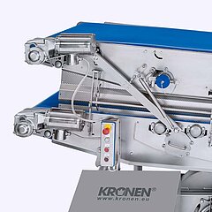 El sistema para quitar agua BDS 3000/800 del socio de KRONEN, Hitec Food Systems, cuenta con dos bandas transportadoras - Las cuchillas de aire en la banda superior garantizan una descarga efectiva de los productos