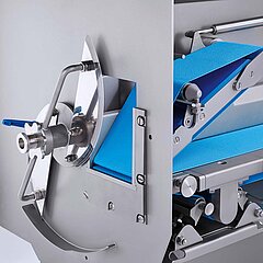 The down holder and product guidance of the belt cutting machine GS 10-2 from KRONEN guarantees perfect quality and gentle product outfeed.