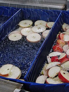 Les tranches de pommes sont traitées dans la cuve d'immersion KDB 120 pour une plus longue conservation.