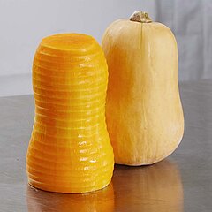 Pelado limpio y sin marcas de las calabazas con la peladora de piñas, melones y sandías AMS 220 de KRONEN gracias al innovador sistema de pelado con cuchillas siguiendo el contorno