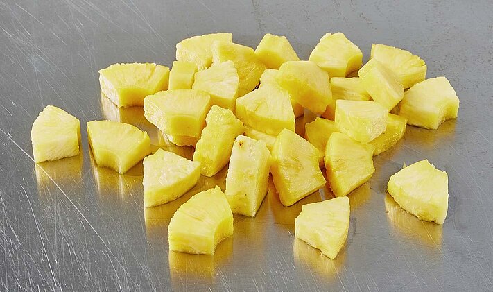 Gleichmäßige Ananas-Stücke, die mit dem KRONEN Ananas-Stückeschneider MPC 100 geschnitten wurden.