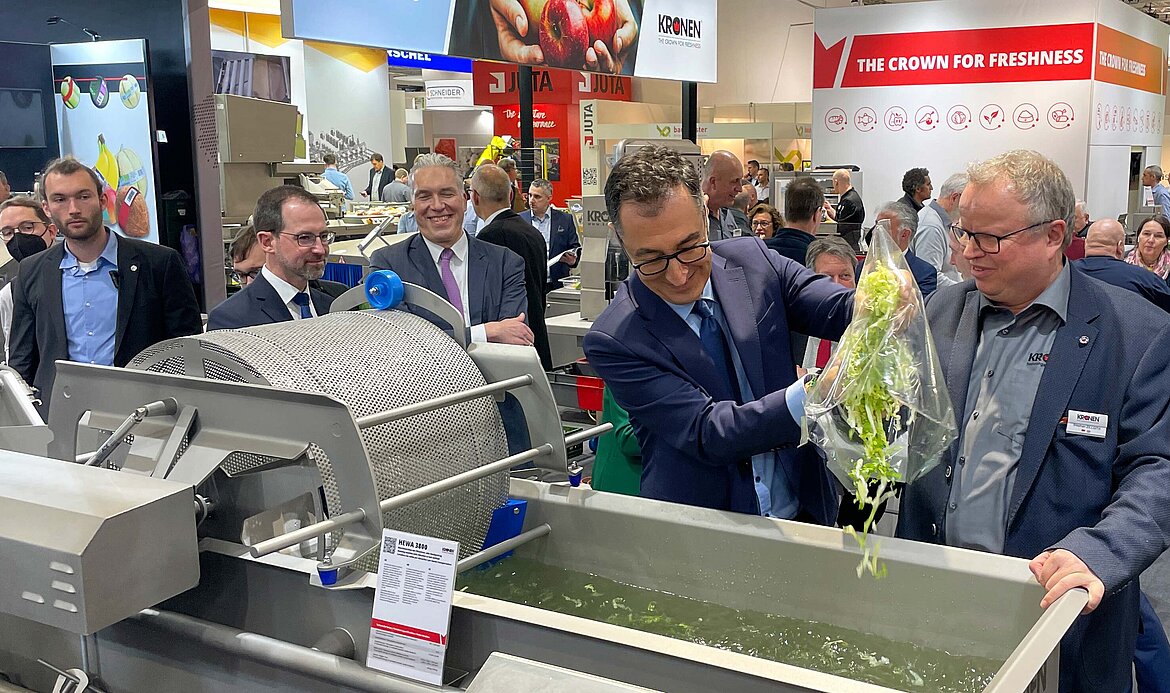 Besuch von Cem Özdemir auf dem KRONEN Messestand auf der Fruit Logistica 2023