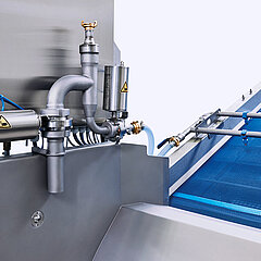 Le système de gestion de l'eau des laveurs GEWA PLUS de KRONEN permet un remplissage et une vidange centralisés de la cuve de lavage