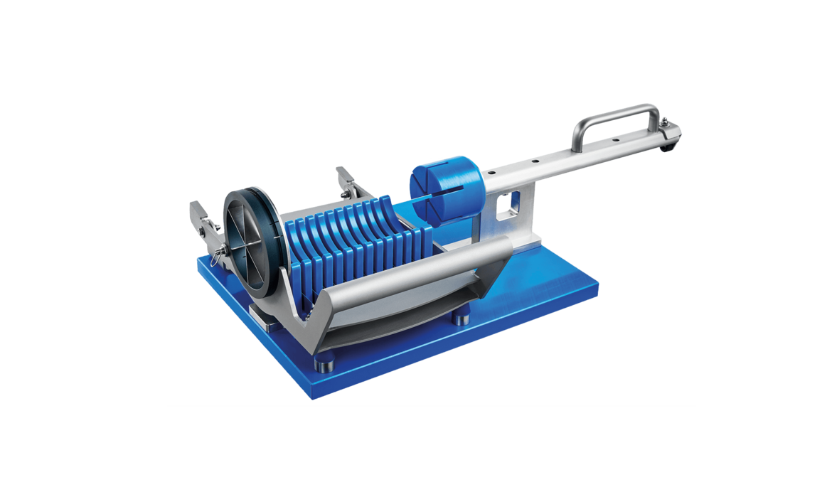 Cortadora manual de trozos de piña MPC 100 de KRONEN para cortar cilindros de piña perforados y descorazonados rápidamente en trozos uniformes.