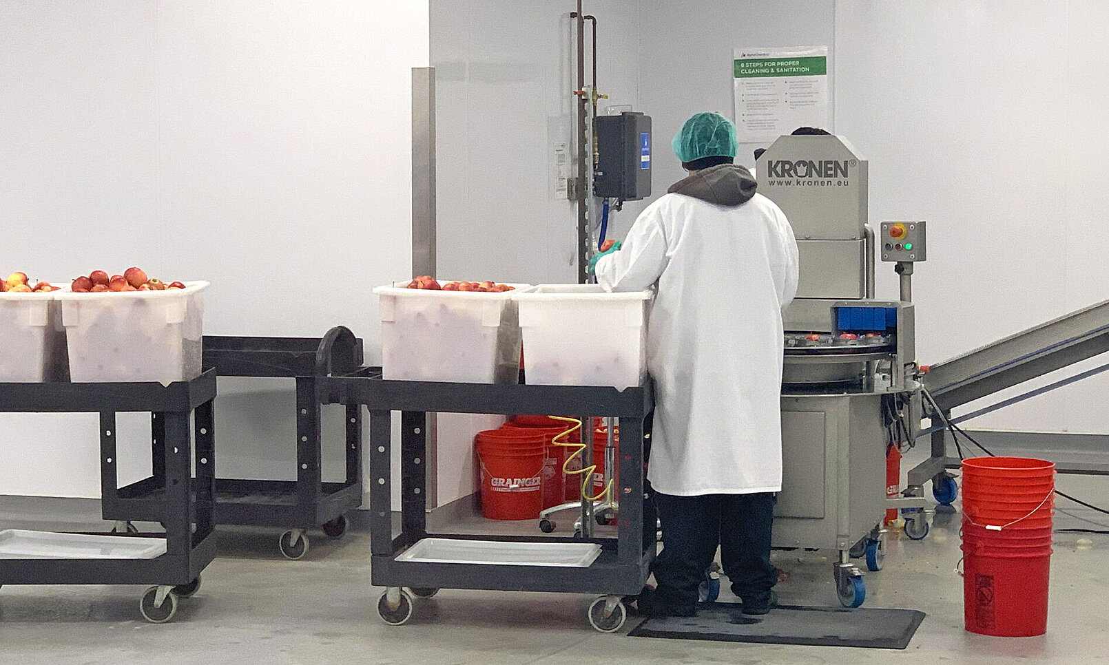 Banco de Alimentos «Foodlink» de EE. UU.: los ingredientes para los platillos de comida son procesados con máquinas de KRONEN