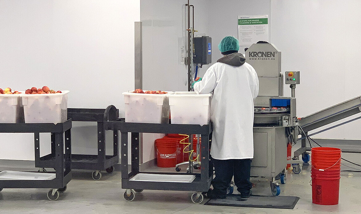 Banco de Alimentos «Foodlink» de EE. UU.: los ingredientes para los platillos de comida son procesados con máquinas de KRONEN