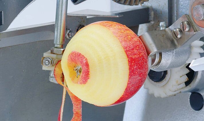Apples are peeled effectively if required with the KRONEN apple peeling and cutting machine AS 4