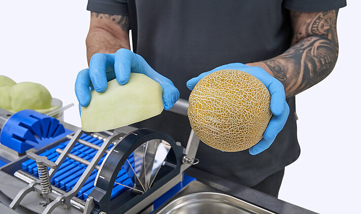 La KRONEN MMC 150 para cortar melones preparados en trozos uniformes a una gran velocidad.