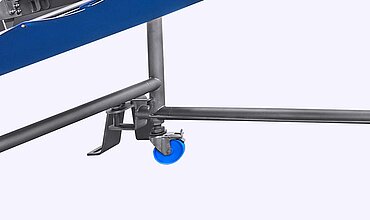 The buffer conveyor of the K850 drying system from KRONEN has an optional pivot bracket – the belt can be moved in and out safely and quickly by a pivoting movement