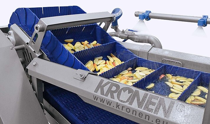 Cut fruit runs through the dipping bath KDB 120.