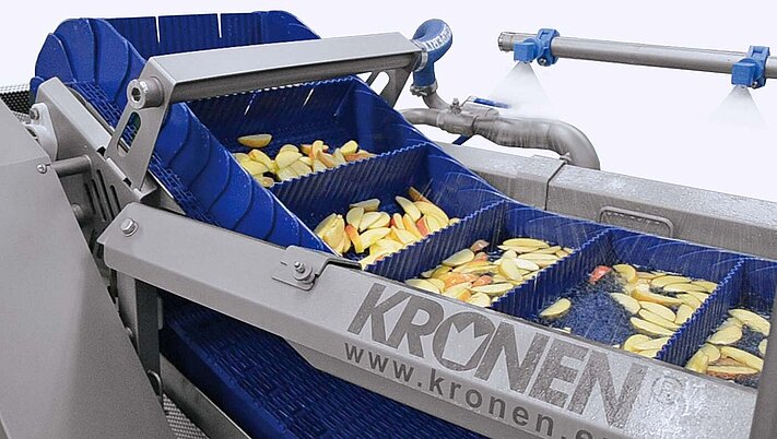 Cut fruit runs through the dipping bath KDB 120.