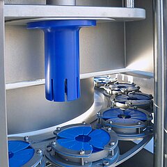 La coupeuse multifonction TONA S180K de KRONEN offre des résultats de coupe parfaits grâce à l’alimentation optimale du produit dans le poste de coupe.