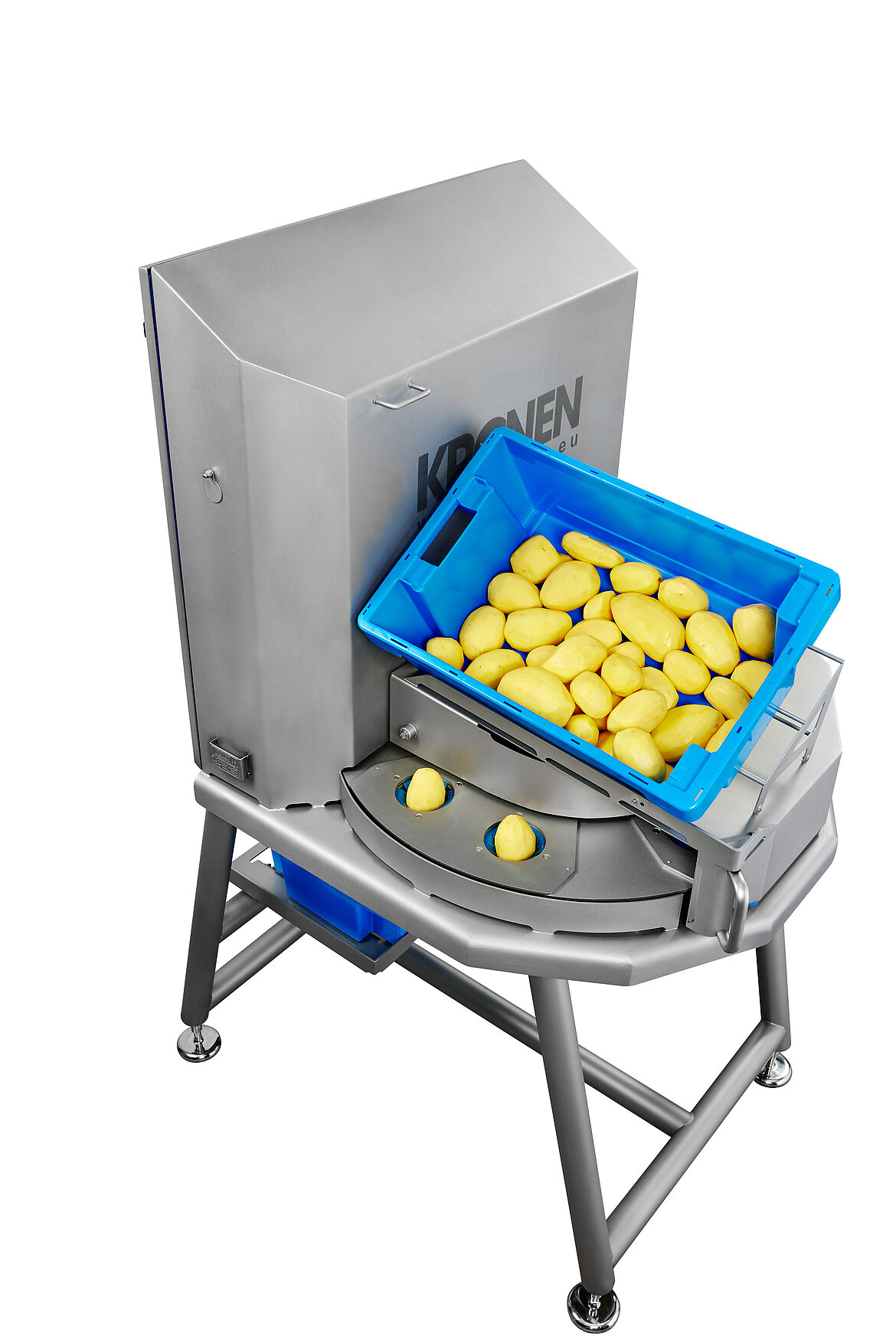Las patatas se colocan en los portaproductos de la Tona V y se transportan al proceso de corte.