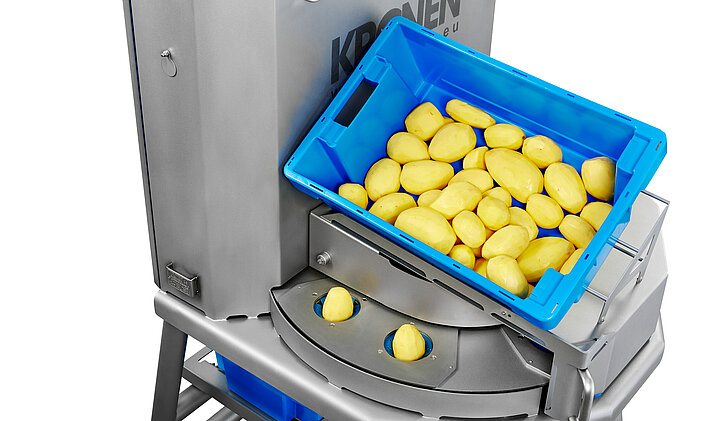 Las patatas se colocan en los portaproductos de la Tona V y se transportan al proceso de corte.