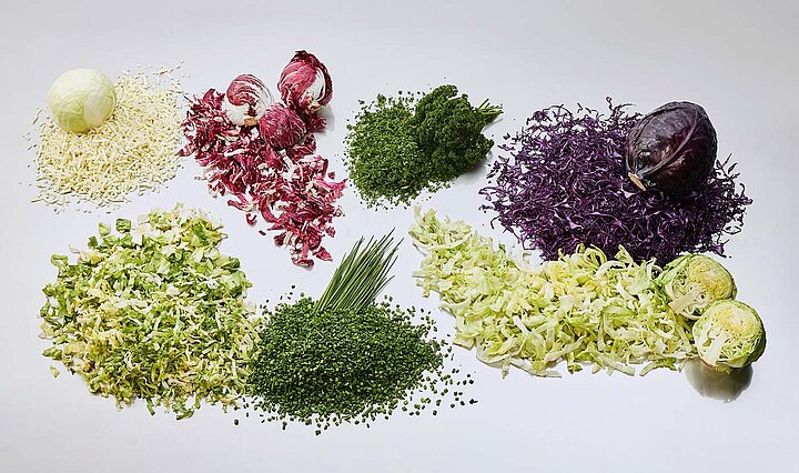 Les coupeuses longitudinales GS 10-2 et GS 20 de KRONEN coupent notamment les salades, les herbes aromatiques et les choux dans le cadre d'une application industrielle.