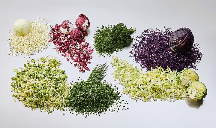 Les coupeuses longitudinales GS 10-2 et GS 20 de KRONEN coupent notamment les salades, les herbes aromatiques et les choux dans le cadre d'une application industrielle.
