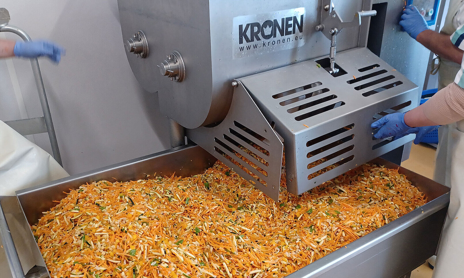 La empresa austriaca Kuttner, cliente de KRONEN, produce nuevos bols saludables de lechugas
