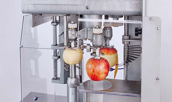 Con la peladora y cortadora AS 6 de KRONEN es posible procesar automáticamente hasta tres manzanas al mismo tiempo