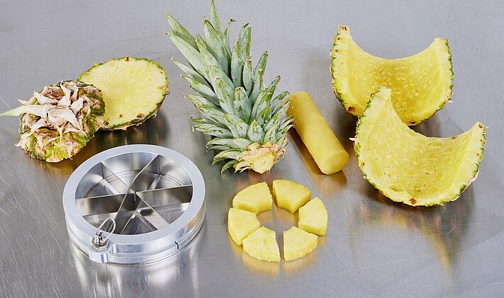 After the Top & Tail cut and peeling, the pineapple chunk cutter MPC 100 is the perfect supplement for the final and perfect pineapple cut.