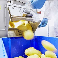 Hohes Automatisierungspotential durch durch das Befüll- und Entleerungssystem der Kartoffelschälmaschinen PL 25 K und PL 40K von KRONEN