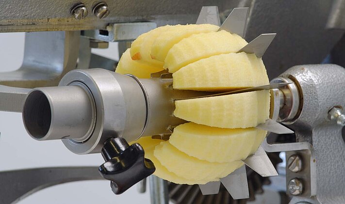 Die KRONEN Apfel-Schäl- und -Schneidemaschine AS 4 kann Äpfel schälen, entkernen und in Segmente teilen sowie in Scheiben schneiden