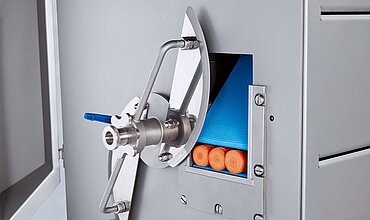 Various knives can be used on the belt cutting machine GS 10-2 from KRONEN, each optimized for the different products to be processed.