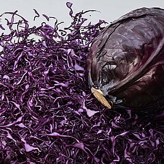 La coupeuse en dés, lamelles et tranches KUJ HC-220 de KRONEN pour les légumes, les fruits et la viande convient à la transformation des produits de grande taille comme le chou ou le chou frisé.