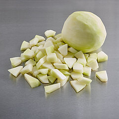 Zum Schälen von Melonen kann die Ananas- und Melonenschälmaschine AMS 220 eingesetzt werden. Der Melonen-Stückeschneider MMC 150 ist die optimale Ergänzung für den finalen und perfekten Schnitt. 