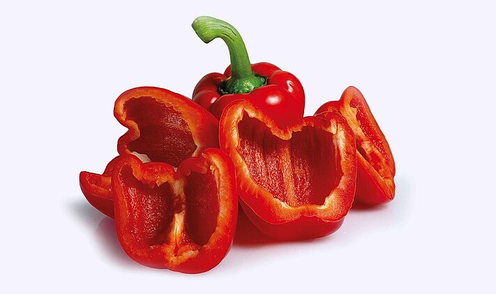 The PDS4L from KRONEN’s partner, Hitec Food Systems, cores bell peppers and cuts them in halves or quarters.