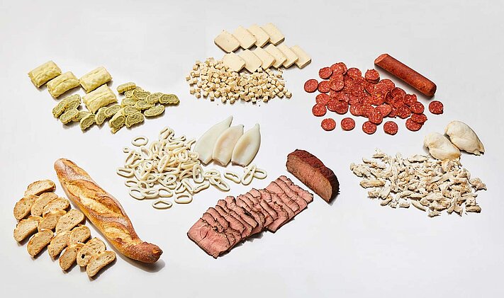 Die Bandschneidemaschine GS 20 von KRONEN schneidet Fleisch, Wurst, Fisch, vegane Produkte oder Baguette bzw. Brötchen und kommt unter anderem in großen Metzgerei-, Fleischerei-, Fisch- und Bäckereibetrieben sowie bei Herstellern von veganen Produkten oder Tiernahrung zum Einsatz.