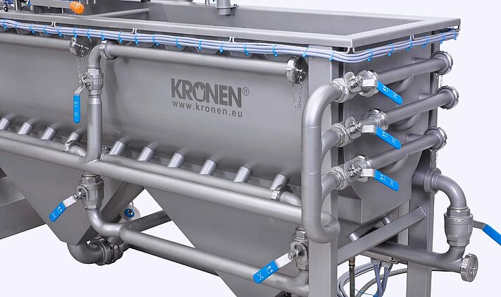 GEWA 3850V PLUS von KRONEN: Sandfang und zusätzliche Düsen im Waschtank der GEWA Waschmaschine von KRONEN - für hohe Effizienz beim Waschen und beim Produktaustrag