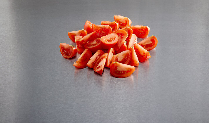 The Tona V cuts tomato wedges with top cutting quality